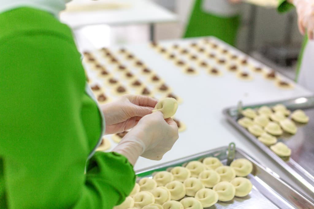 El yapımı mantı — usta ellerle şekilleniyor